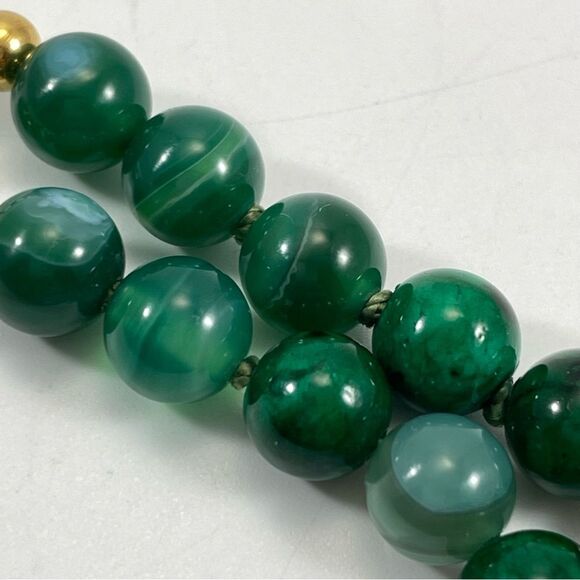 Stunning Unsigned Green Malachite Dyed Agate and Artisan Glass Beaded Necklace - Picture 10 of 10